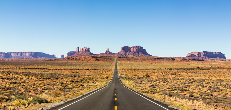 Route déserte au cœur des grands espaces