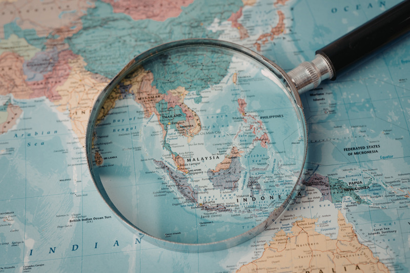 Loupe posée sur une carte du monde
