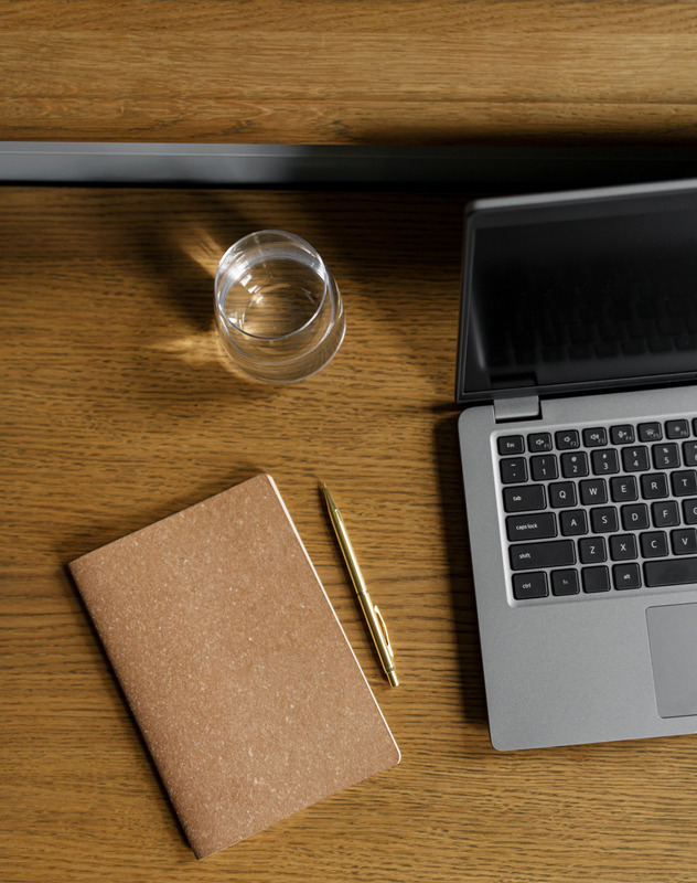 Bureau, carnet et ordinateur pour préparer un voyage