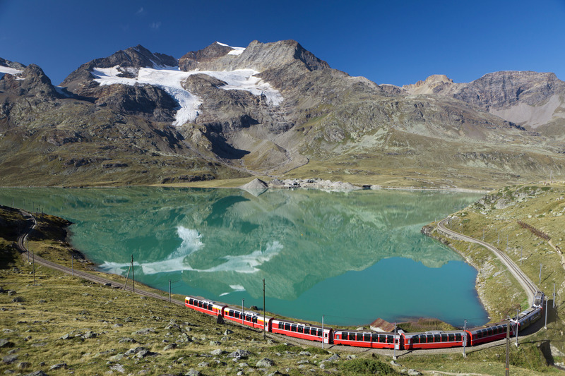 Train longeant un lac de montagne turquoise