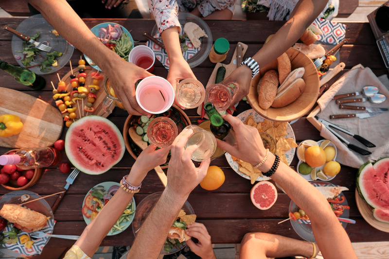 Table conviviale partagée entre amis